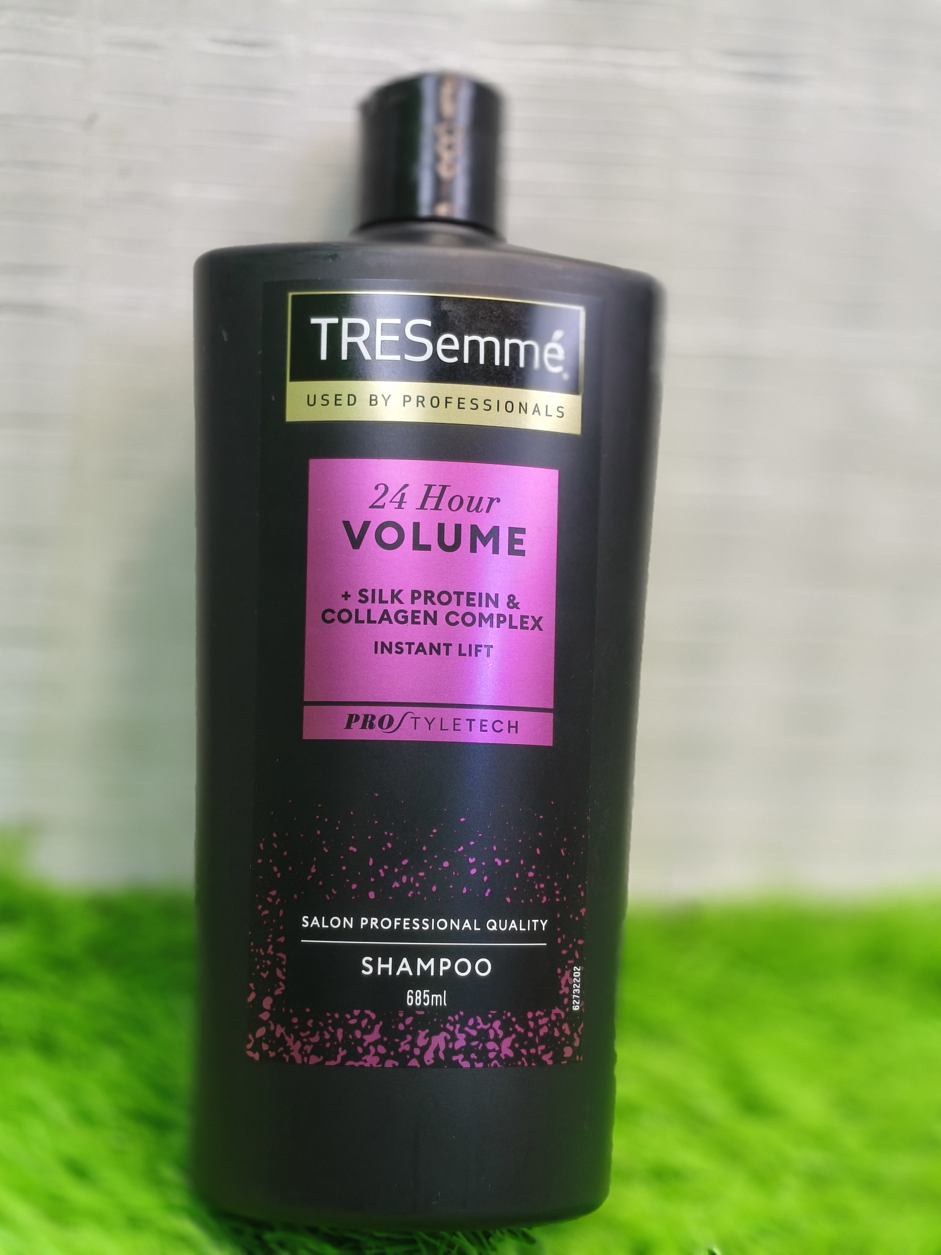 TRESemmé 685 ml.24 Hour Volume Shampoo