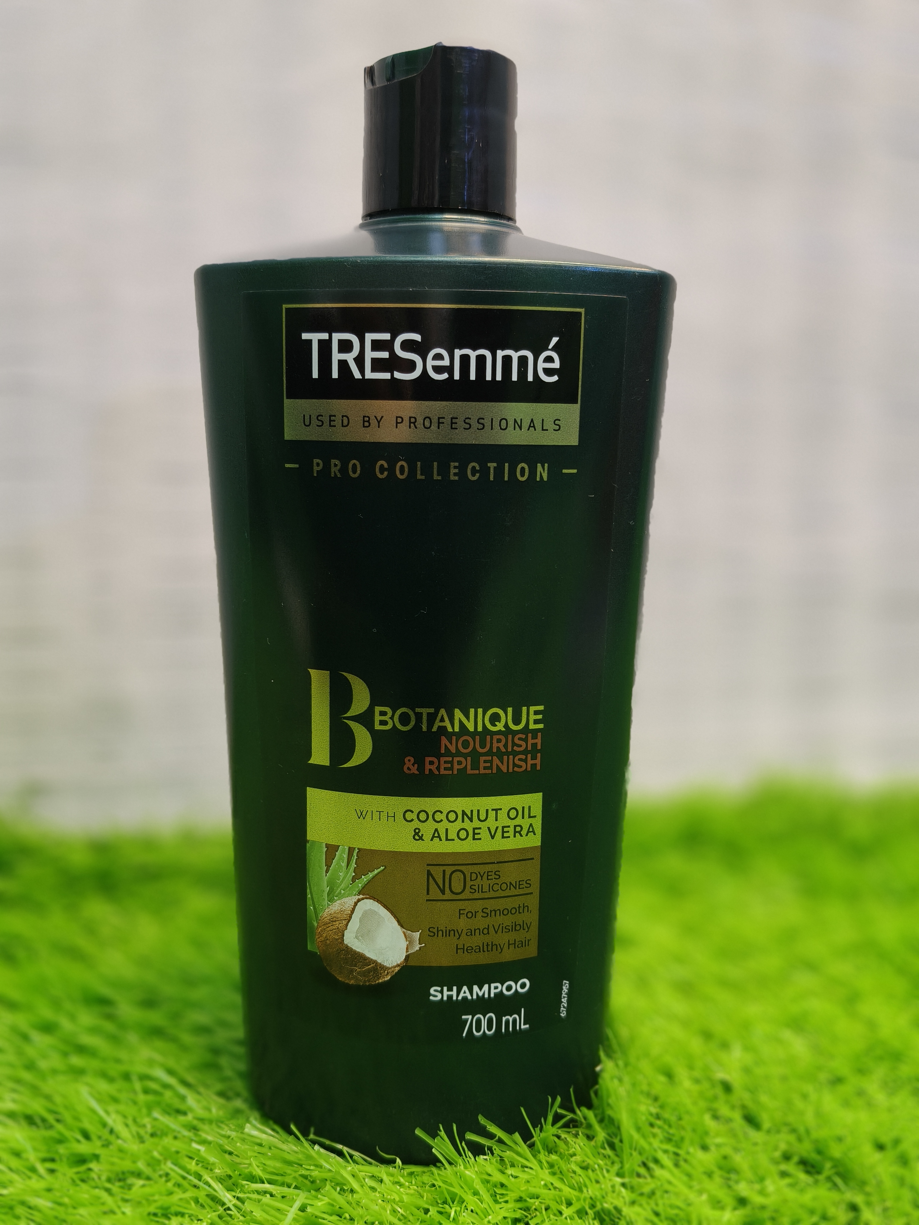TRESemmé Botanique Nourish & Replenish Shampoo  700 ML.